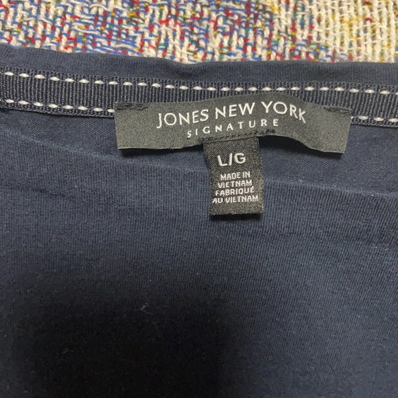 Jones New York signature tshirt. Size lg - Picture 2 of 2